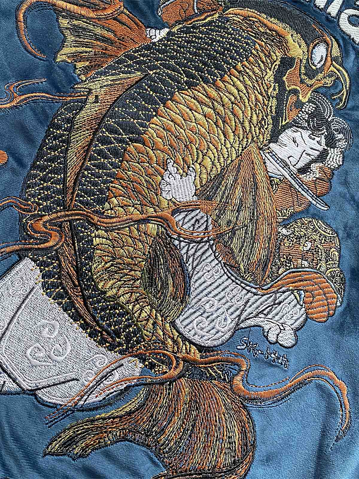 製品画像: リバーシブル 刺繍 横須賀 ベルベット ジャケット全体画像、伝統的な日本の横須賀刺繍とヴィンテージデザイン
詳細画像: 武松の虎退治と鬼若丸の鯉退治の刺繍ディテール、横須賀刺繍の高度な技法と精緻な表現