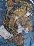 製品画像: リバーシブル 刺繍 横須賀 ベルベット ジャケット全体画像、伝統的な日本の横須賀刺繍とヴィンテージデザイン
詳細画像: 武松の虎退治と鬼若丸の鯉退治の刺繍ディテール、横須賀刺繍の高度な技法と精緻な表現