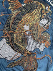 製品画像: リバーシブル 刺繍 横須賀 ベルベット ジャケット全体画像、伝統的な日本の横須賀刺繍とヴィンテージデザイン
詳細画像: 武松の虎退治と鬼若丸の鯉退治の刺繍ディテール、横須賀刺繍の高度な技法と精緻な表現