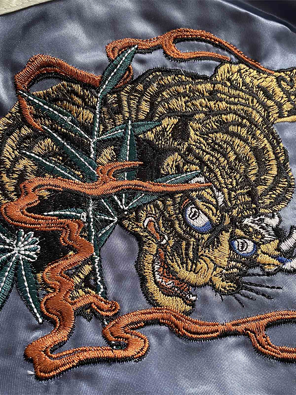 製品画像: リバーシブル 刺繍 横須賀 ベルベット ジャケット全体画像、伝統的な日本の横須賀刺繍とヴィンテージデザイン
詳細画像: 武松の虎退治と鬼若丸の鯉退治の刺繍ディテール、横須賀刺繍の高度な技法と精緻な表現