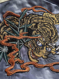 製品画像: リバーシブル 刺繍 横須賀 ベルベット ジャケット全体画像、伝統的な日本の横須賀刺繍とヴィンテージデザイン
詳細画像: 武松の虎退治と鬼若丸の鯉退治の刺繍ディテール、横須賀刺繍の高度な技法と精緻な表現