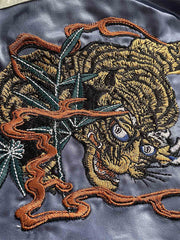 製品画像: リバーシブル 刺繍 横須賀 ベルベット ジャケット全体画像、伝統的な日本の横須賀刺繍とヴィンテージデザイン
詳細画像: 武松の虎退治と鬼若丸の鯉退治の刺繍ディテール、横須賀刺繍の高度な技法と精緻な表現