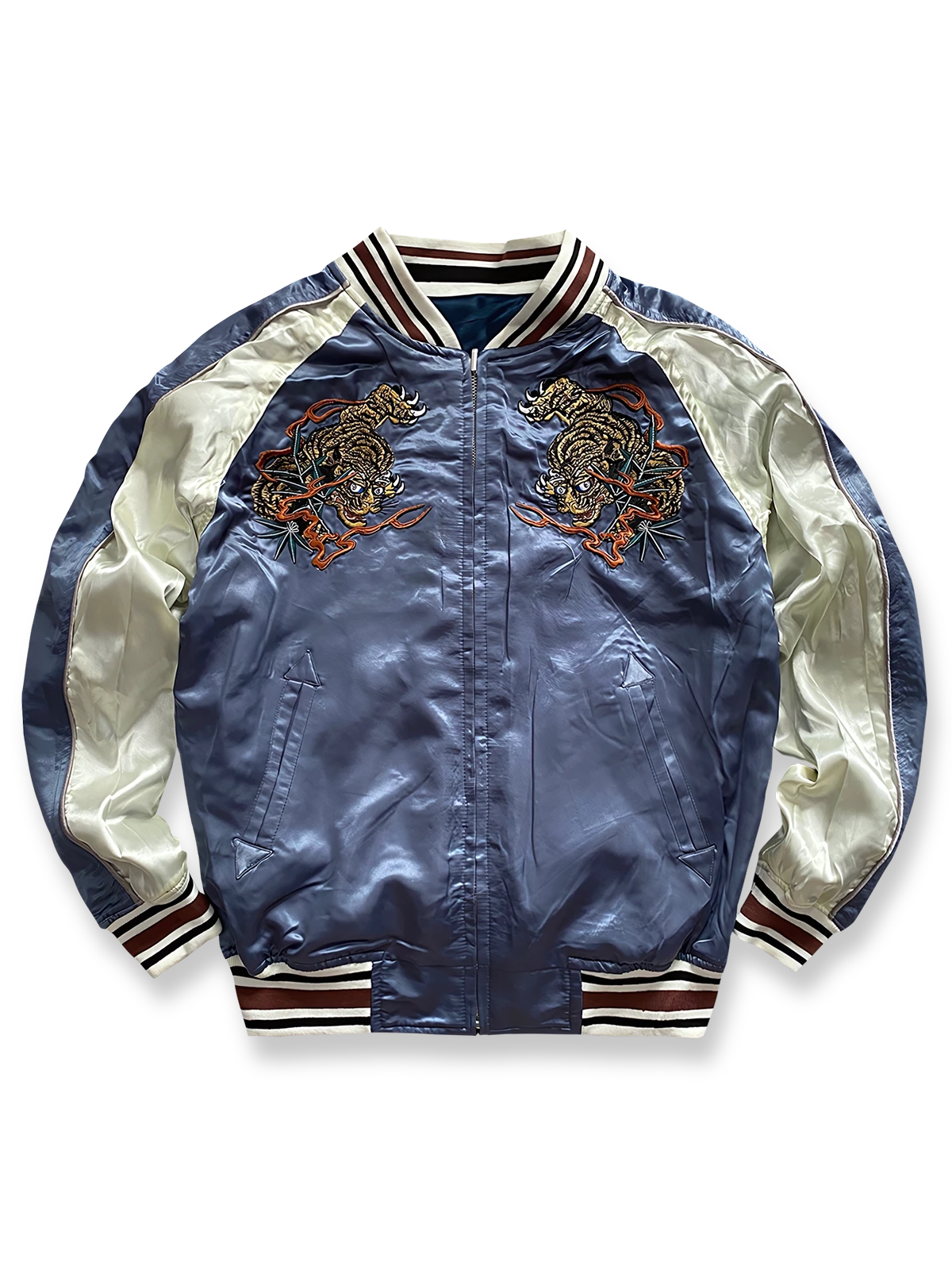 製品画像: リバーシブル 刺繍 横須賀 ベルベット ジャケット全体画像、伝統的な日本の横須賀刺繍とヴィンテージデザイン
詳細画像: 武松の虎退治と鬼若丸の鯉退治の刺繍ディテール、横須賀刺繍の高度な技法と精緻な表現