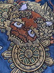 製品画像: リバーシブル 刺繍 横須賀 ベルベット ジャケット全体画像、伝統的な日本の横須賀刺繍とヴィンテージデザイン
詳細画像: 武松の虎退治と鬼若丸の鯉退治の刺繍ディテール、横須賀刺繍の高度な技法と精緻な表現