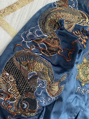 製品画像: リバーシブル 刺繍 横須賀 ベルベット ジャケット全体画像、伝統的な日本の横須賀刺繍とヴィンテージデザイン
詳細画像: 武松の虎退治と鬼若丸の鯉退治の刺繍ディテール、横須賀刺繍の高度な技法と精緻な表現