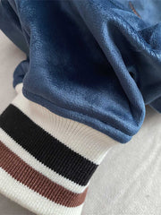 製品画像: リバーシブル 刺繍 横須賀 ベルベット ジャケット全体画像、伝統的な日本の横須賀刺繍とヴィンテージデザイン
詳細画像: 武松の虎退治と鬼若丸の鯉退治の刺繍ディテール、横須賀刺繍の高度な技法と精緻な表現