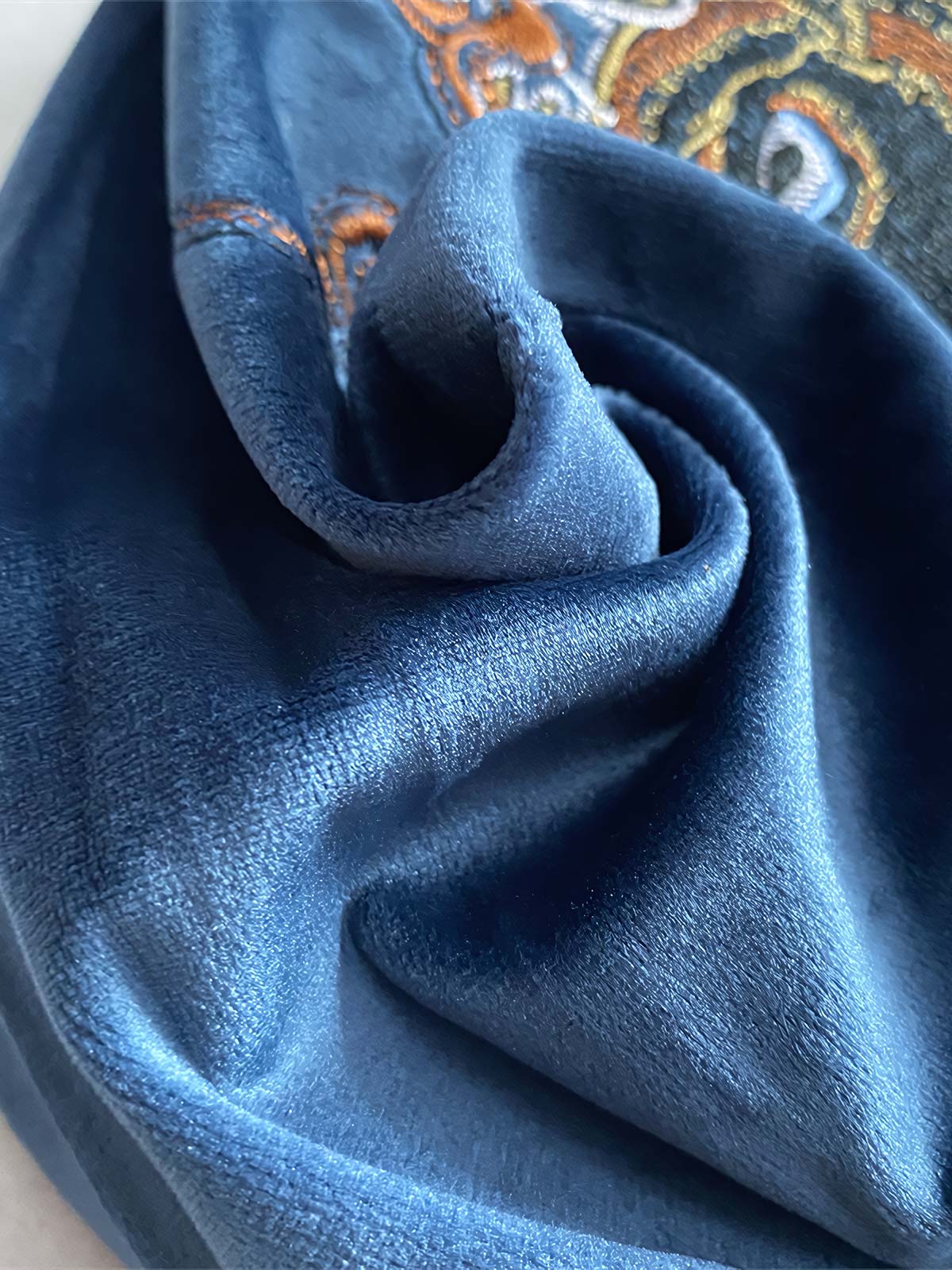 製品画像: リバーシブル 刺繍 横須賀 ベルベット ジャケット全体画像、伝統的な日本の横須賀刺繍とヴィンテージデザイン
詳細画像: 武松の虎退治と鬼若丸の鯉退治の刺繍ディテール、横須賀刺繍の高度な技法と精緻な表現