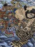 製品画像: リバーシブル 刺繍 横須賀 ベルベット ジャケット全体画像、伝統的な日本の横須賀刺繍とヴィンテージデザイン
詳細画像: 武松の虎退治と鬼若丸の鯉退治の刺繍ディテール、横須賀刺繍の高度な技法と精緻な表現