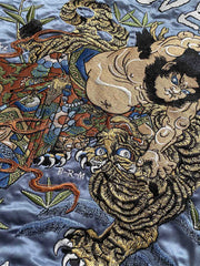 製品画像: リバーシブル 刺繍 横須賀 ベルベット ジャケット全体画像、伝統的な日本の横須賀刺繍とヴィンテージデザイン
詳細画像: 武松の虎退治と鬼若丸の鯉退治の刺繍ディテール、横須賀刺繍の高度な技法と精緻な表現