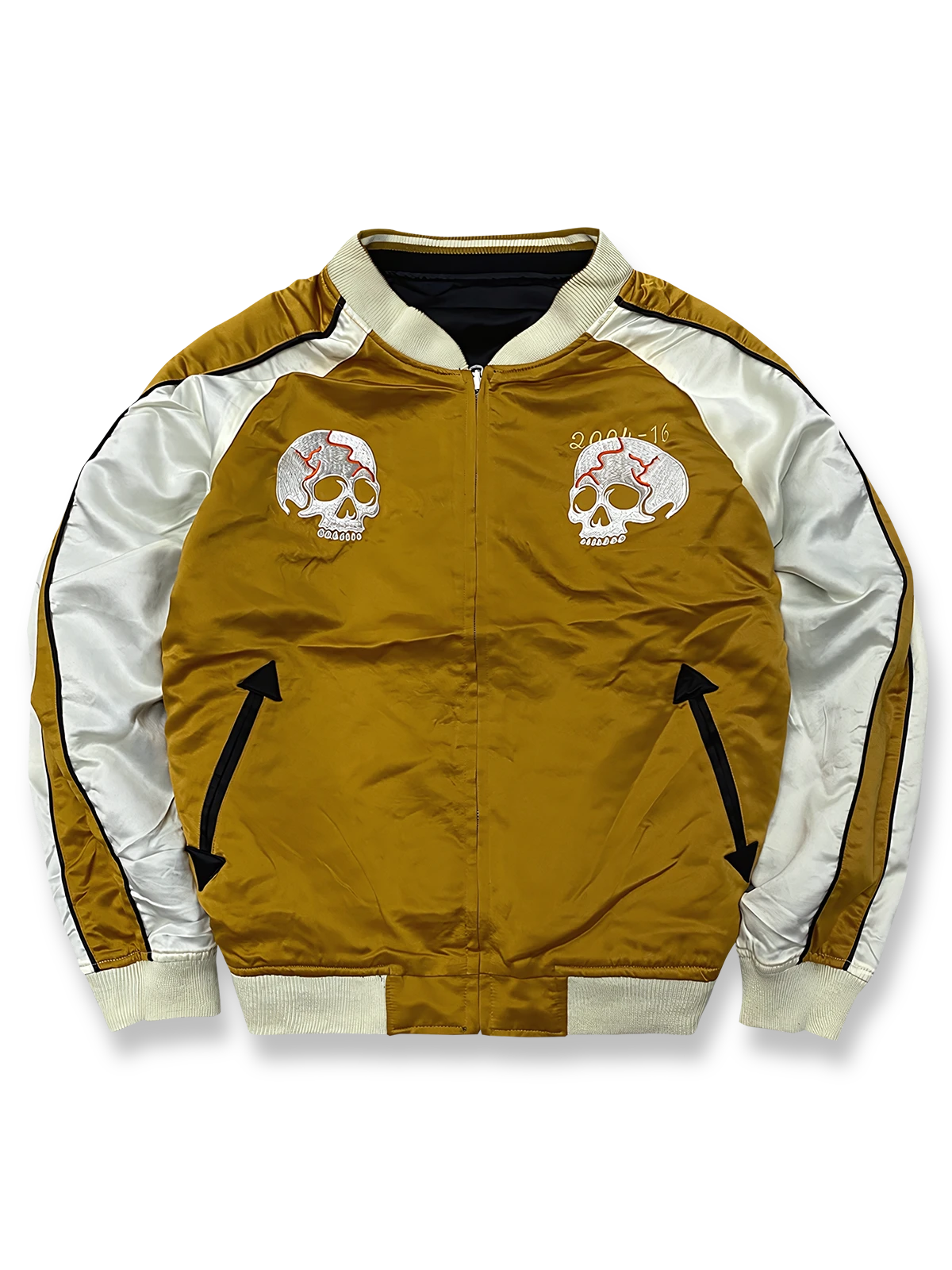 製品画像: リバーシブル 横須賀 富士山と鬼若丸刺繍 ジャケット全体画像、日本の伝統を感じさせる刺繍デザイン
詳細画像: 富士山と鬼若丸の刺繍ディテール、横須賀刺繍の高度な技法と精巧なデザイン