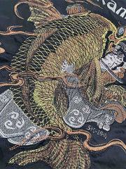 製品画像: リバーシブル 横須賀 富士山と鬼若丸刺繍 ジャケット全体画像、日本の伝統を感じさせる刺繍デザイン
詳細画像: 富士山と鬼若丸の刺繍ディテール、横須賀刺繍の高度な技法と精巧なデザイン