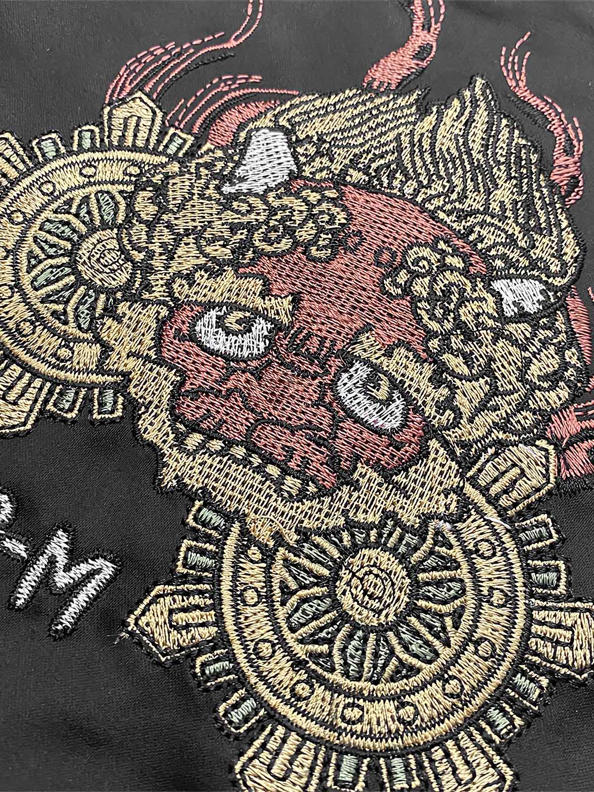 製品画像: リバーシブル 横須賀 富士山と鬼若丸刺繍 ジャケット全体画像、日本の伝統を感じさせる刺繍デザイン
詳細画像: 富士山と鬼若丸の刺繍ディテール、横須賀刺繍の高度な技法と精巧なデザイン