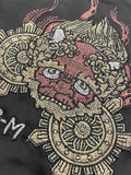 製品画像: リバーシブル 横須賀 富士山と鬼若丸刺繍 ジャケット全体画像、日本の伝統を感じさせる刺繍デザイン
詳細画像: 富士山と鬼若丸の刺繍ディテール、横須賀刺繍の高度な技法と精巧なデザイン