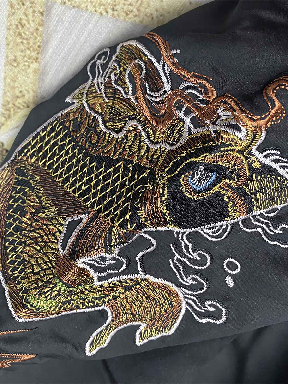 製品画像: リバーシブル 横須賀 富士山と鬼若丸刺繍 ジャケット全体画像、日本の伝統を感じさせる刺繍デザイン
詳細画像: 富士山と鬼若丸の刺繍ディテール、横須賀刺繍の高度な技法と精巧なデザイン