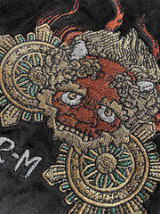 製品画像: リバーシブル 刺繍 横須賀 水滸伝 鬼若丸 ベルベット ジャケットの全体画像、日本の伝統とヴィンテージデザイン
詳細画像: 水滸伝 武松の虎退治と鬼若丸の鯉退治の刺繍ディテール、横須賀刺繍の精緻な技法