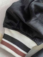 製品画像: リバーシブル 刺繍 横須賀 水滸伝 鬼若丸 ベルベット ジャケットの全体画像、日本の伝統とヴィンテージデザイン
詳細画像: 水滸伝 武松の虎退治と鬼若丸の鯉退治の刺繍ディテール、横須賀刺繍の精緻な技法