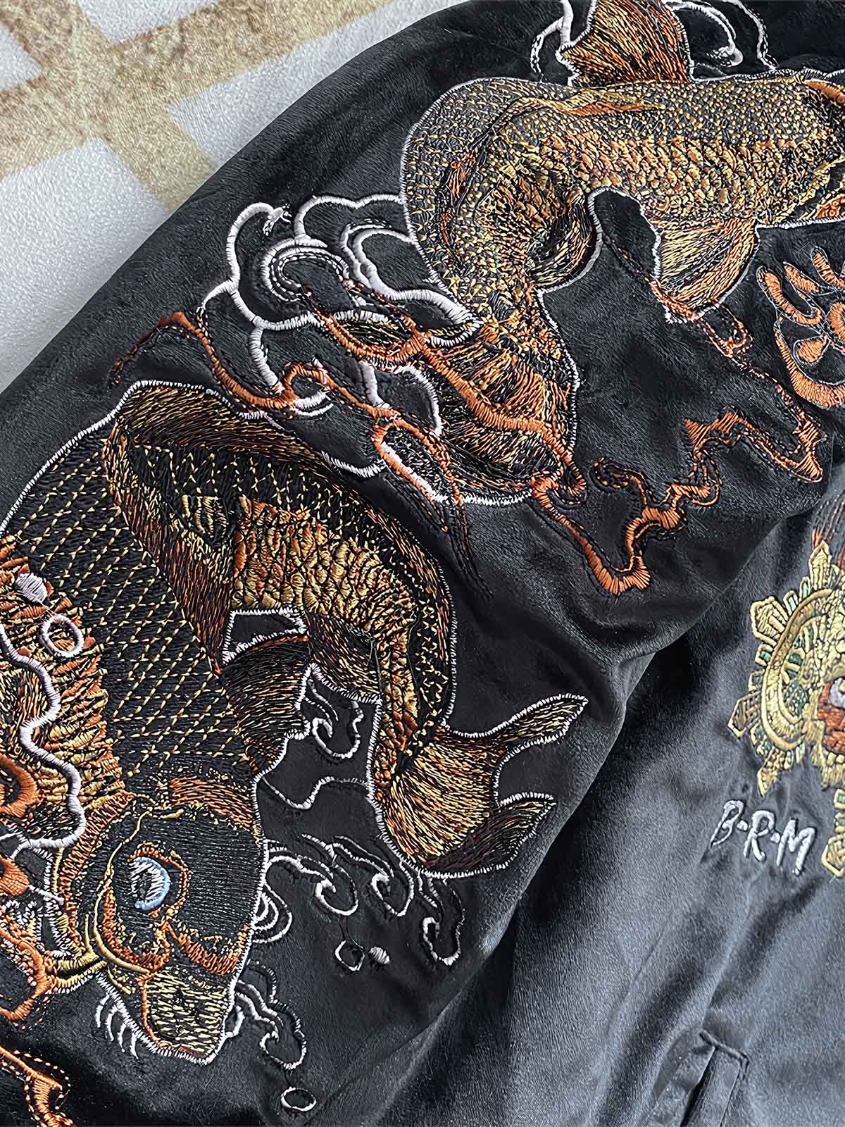 製品画像: リバーシブル 刺繍 横須賀 水滸伝 鬼若丸 ベルベット ジャケットの全体画像、日本の伝統とヴィンテージデザイン
詳細画像: 水滸伝 武松の虎退治と鬼若丸の鯉退治の刺繍ディテール、横須賀刺繍の精緻な技法