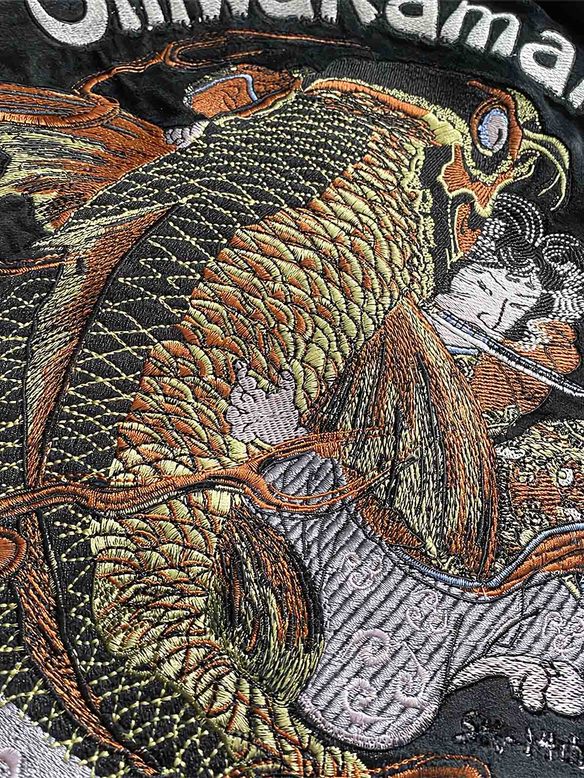 製品画像: リバーシブル 刺繍 横須賀 水滸伝 鬼若丸 ベルベット ジャケットの全体画像、日本の伝統とヴィンテージデザイン
詳細画像: 水滸伝 武松の虎退治と鬼若丸の鯉退治の刺繍ディテール、横須賀刺繍の精緻な技法