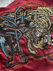 製品画像: リバーシブル 刺繍 横須賀 水滸伝 鬼若丸 ベルベット ジャケットの全体画像、日本の伝統とヴィンテージデザイン
詳細画像: 水滸伝 武松の虎退治と鬼若丸の鯉退治の刺繍ディテール、横須賀刺繍の精緻な技法