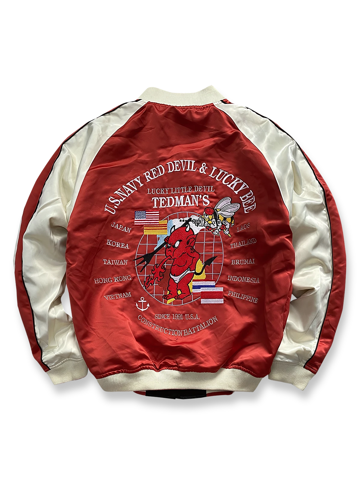 製品画像: リバーシブル 刺繍 横須賀 テッドマン 着物ギタリスト ジャケット全体画像、アメリカ文化と日本伝統を融合したデザイン
詳細画像: テッドマン(幸运の赤鬼)と着物ギタリストの刺繍ディテール、横須賀刺繍の芸術的な美しさと細部へのこだわり