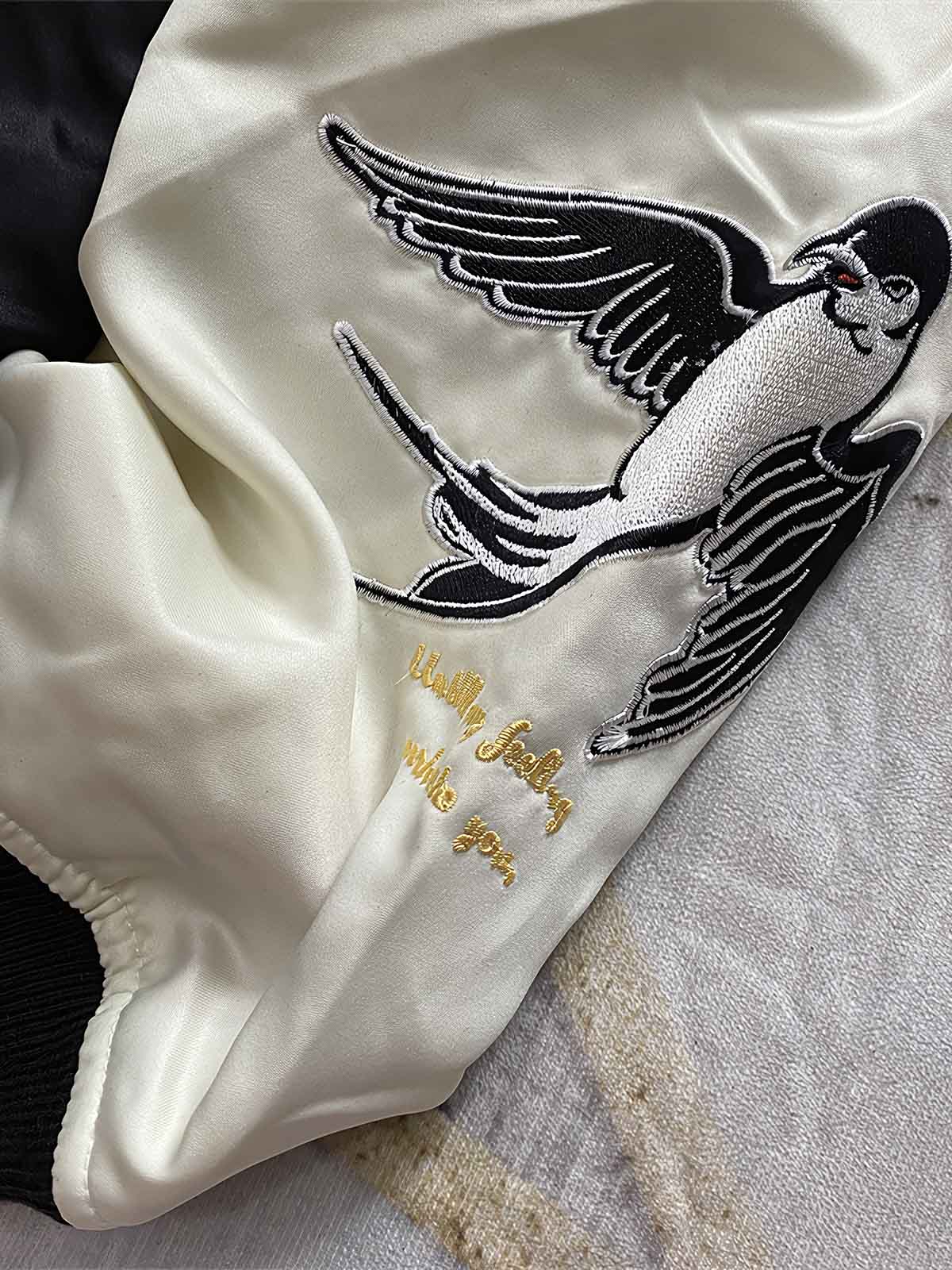 製品画像: リバーシブル 刺繍 横須賀 テッドマン 着物ギタリスト ジャケット全体画像、アメリカ文化と日本伝統を融合したデザイン
詳細画像: テッドマン(幸运の赤鬼)と着物ギタリストの刺繍ディテール、横須賀刺繍の芸術的な美しさと細部へのこだわり