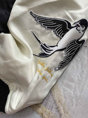 製品画像: リバーシブル 刺繍 横須賀 テッドマン 着物ギタリスト ジャケット全体画像、アメリカ文化と日本伝統を融合したデザイン
詳細画像: テッドマン(幸运の赤鬼)と着物ギタリストの刺繍ディテール、横須賀刺繍の芸術的な美しさと細部へのこだわり