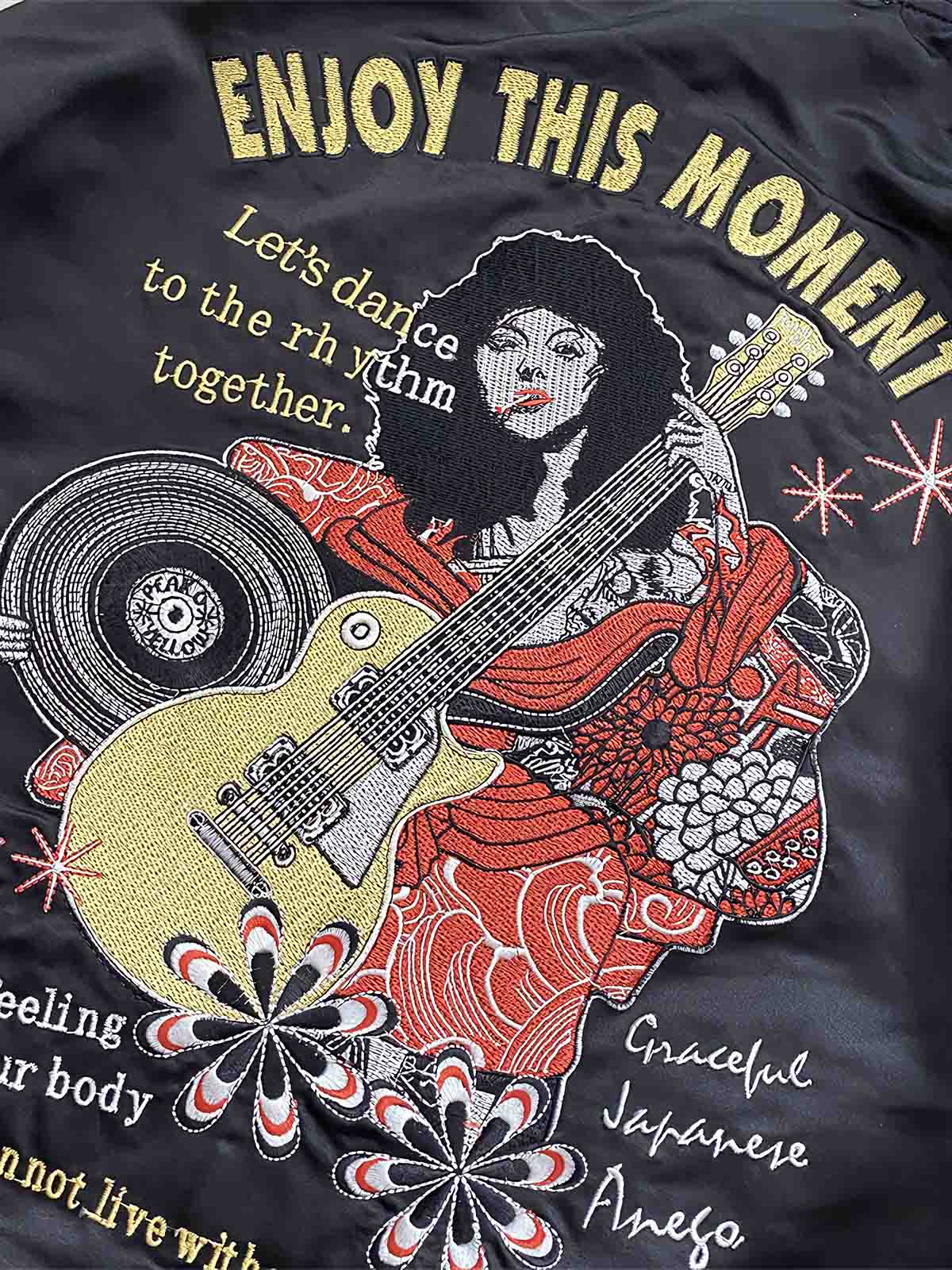 製品画像: リバーシブル 刺繍 横須賀 テッドマン 着物ギタリスト ジャケット全体画像、アメリカ文化と日本伝統を融合したデザイン
詳細画像: テッドマン(幸运の赤鬼)と着物ギタリストの刺繍ディテール、横須賀刺繍の芸術的な美しさと細部へのこだわり