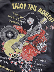 製品画像: リバーシブル 刺繍 横須賀 テッドマン 着物ギタリスト ジャケット全体画像、アメリカ文化と日本伝統を融合したデザイン
詳細画像: テッドマン(幸运の赤鬼)と着物ギタリストの刺繍ディテール、横須賀刺繍の芸術的な美しさと細部へのこだわり