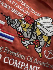 製品画像: リバーシブル 刺繍 横須賀 テッドマン 着物ギタリスト ジャケット全体画像、アメリカ文化と日本伝統を融合したデザイン
詳細画像: テッドマン(幸运の赤鬼)と着物ギタリストの刺繍ディテール、横須賀刺繍の芸術的な美しさと細部へのこだわり