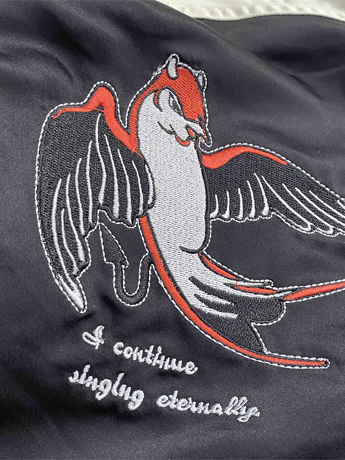 製品画像: リバーシブル 刺繍 横須賀 テッドマン 着物ギタリスト ジャケット全体画像、アメリカ文化と日本伝統を融合したデザイン
詳細画像: テッドマン(幸运の赤鬼)と着物ギタリストの刺繍ディテール、横須賀刺繍の芸術的な美しさと細部へのこだわり