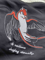 製品画像: リバーシブル 刺繍 横須賀 テッドマン 着物ギタリスト ジャケット全体画像、アメリカ文化と日本伝統を融合したデザイン
詳細画像: テッドマン(幸运の赤鬼)と着物ギタリストの刺繍ディテール、横須賀刺繍の芸術的な美しさと細部へのこだわり