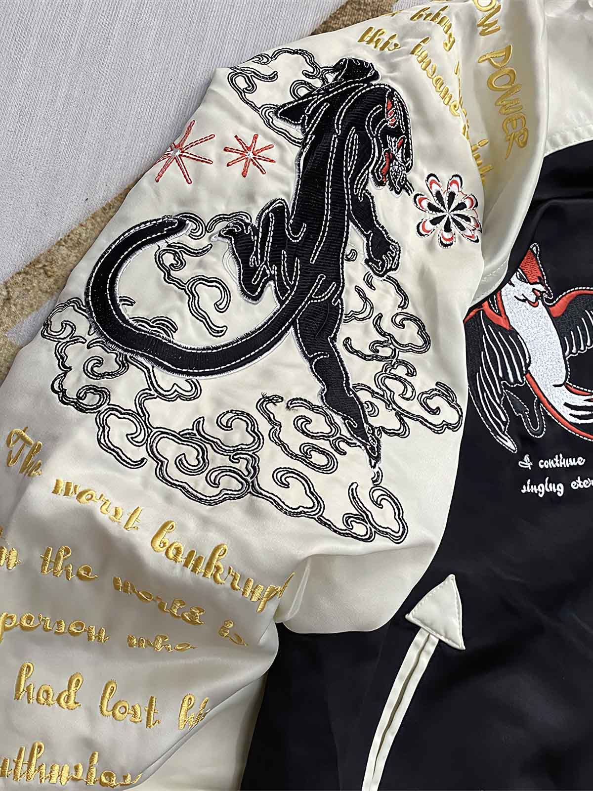 製品画像: リバーシブル 刺繍 横須賀 テッドマン 着物ギタリスト ジャケット全体画像、アメリカ文化と日本伝統を融合したデザイン
詳細画像: テッドマン(幸运の赤鬼)と着物ギタリストの刺繍ディテール、横須賀刺繍の芸術的な美しさと細部へのこだわり