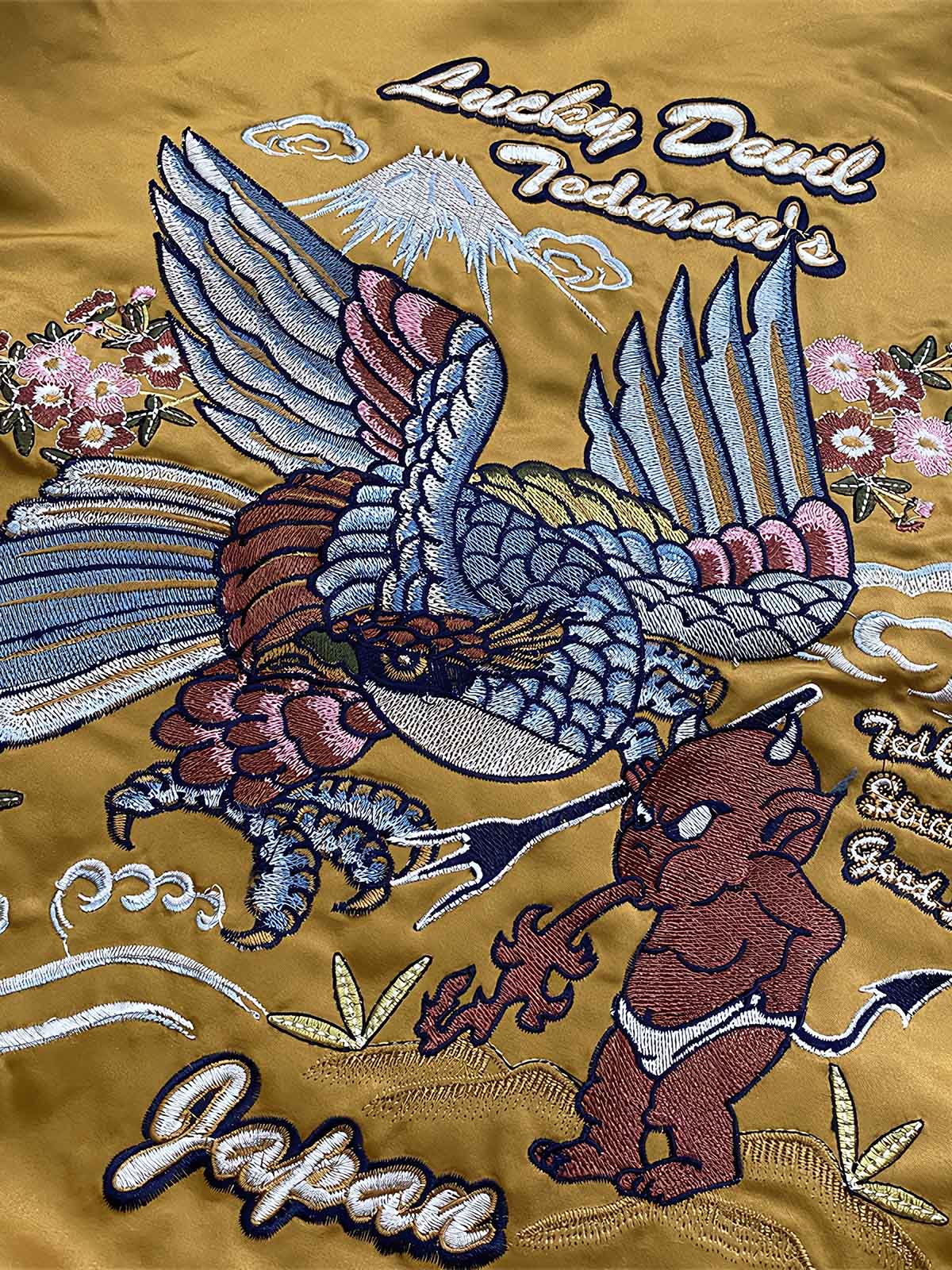 製品画像: リバーシブル シルク刺繍 横須賀 和柄タトゥーアートのシンガーとテッドマン ジャケットの全体画像、日本文化と個性の融合デザイン
詳細画像: 和柄タトゥーアートのシンガーとテッドマン(幸運の赤鬼)の刺繍ディテール、横須賀刺繍の精緻な美しさ