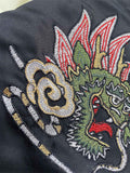 製品画像: リバーシブル シルク刺繍 横須賀 和柄タトゥーアートのシンガーとテッドマン ジャケットの全体画像、日本文化と個性の融合デザイン
詳細画像: 和柄タトゥーアートのシンガーとテッドマン(幸運の赤鬼)の刺繍ディテール、横須賀刺繍の精緻な美しさ