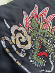 製品画像: リバーシブル シルク刺繍 横須賀 和柄タトゥーアートのシンガーとテッドマン ジャケットの全体画像、日本文化と個性の融合デザイン
詳細画像: 和柄タトゥーアートのシンガーとテッドマン(幸運の赤鬼)の刺繍ディテール、横須賀刺繍の精緻な美しさ