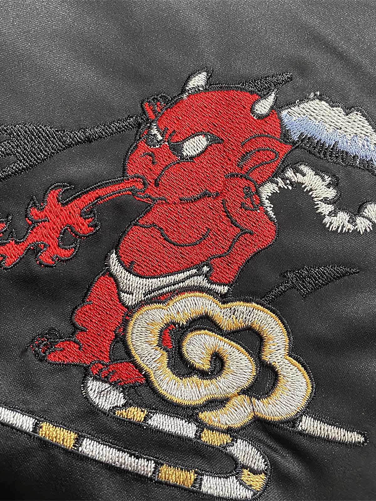 製品画像: リバーシブル シルク刺繍 横須賀 和柄タトゥーアートのシンガーとテッドマン ジャケットの全体画像、日本文化と個性の融合デザイン
詳細画像: 和柄タトゥーアートのシンガーとテッドマン(幸運の赤鬼)の刺繍ディテール、横須賀刺繍の精緻な美しさ