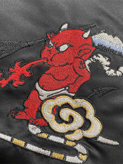 製品画像: リバーシブル シルク刺繍 横須賀 和柄タトゥーアートのシンガーとテッドマン ジャケットの全体画像、日本文化と個性の融合デザイン
詳細画像: 和柄タトゥーアートのシンガーとテッドマン(幸運の赤鬼)の刺繍ディテール、横須賀刺繍の精緻な美しさ