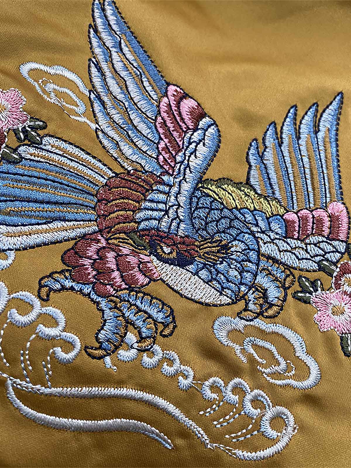 製品画像: リバーシブル シルク刺繍 横須賀 和柄タトゥーアートのシンガーとテッドマン ジャケットの全体画像、日本文化と個性の融合デザイン
詳細画像: 和柄タトゥーアートのシンガーとテッドマン(幸運の赤鬼)の刺繍ディテール、横須賀刺繍の精緻な美しさ