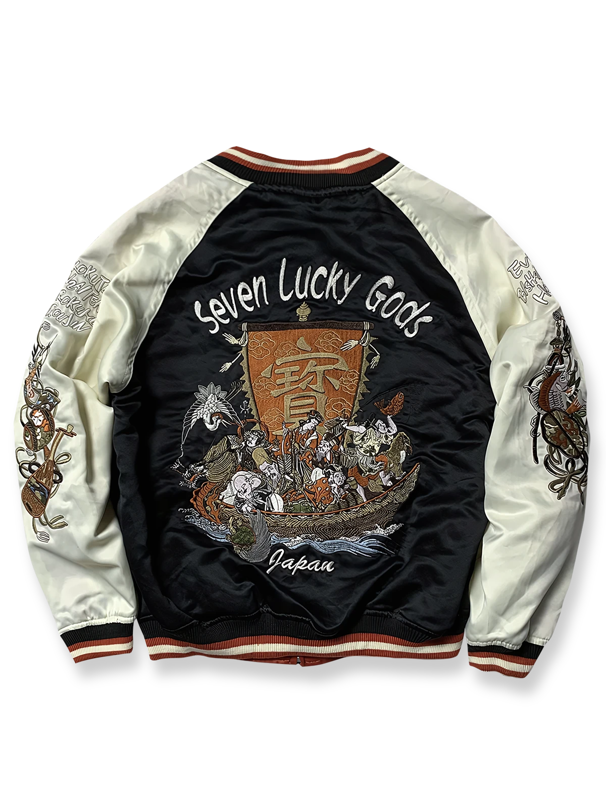 製品画像: リバーシブル シルク刺繍 横須賀 「Fortune Favors the Bold」(幸運は勇者を好む) ジャケットの全体画像、日本文化とヴィンテージスタイルの融合
詳細画像: 「Fortune Favors the Bold」(幸運は勇者を好む)の文字と鷹と蛇のトーテム、七福神の刺繍ディテール、横須賀刺繍の精緻な技法