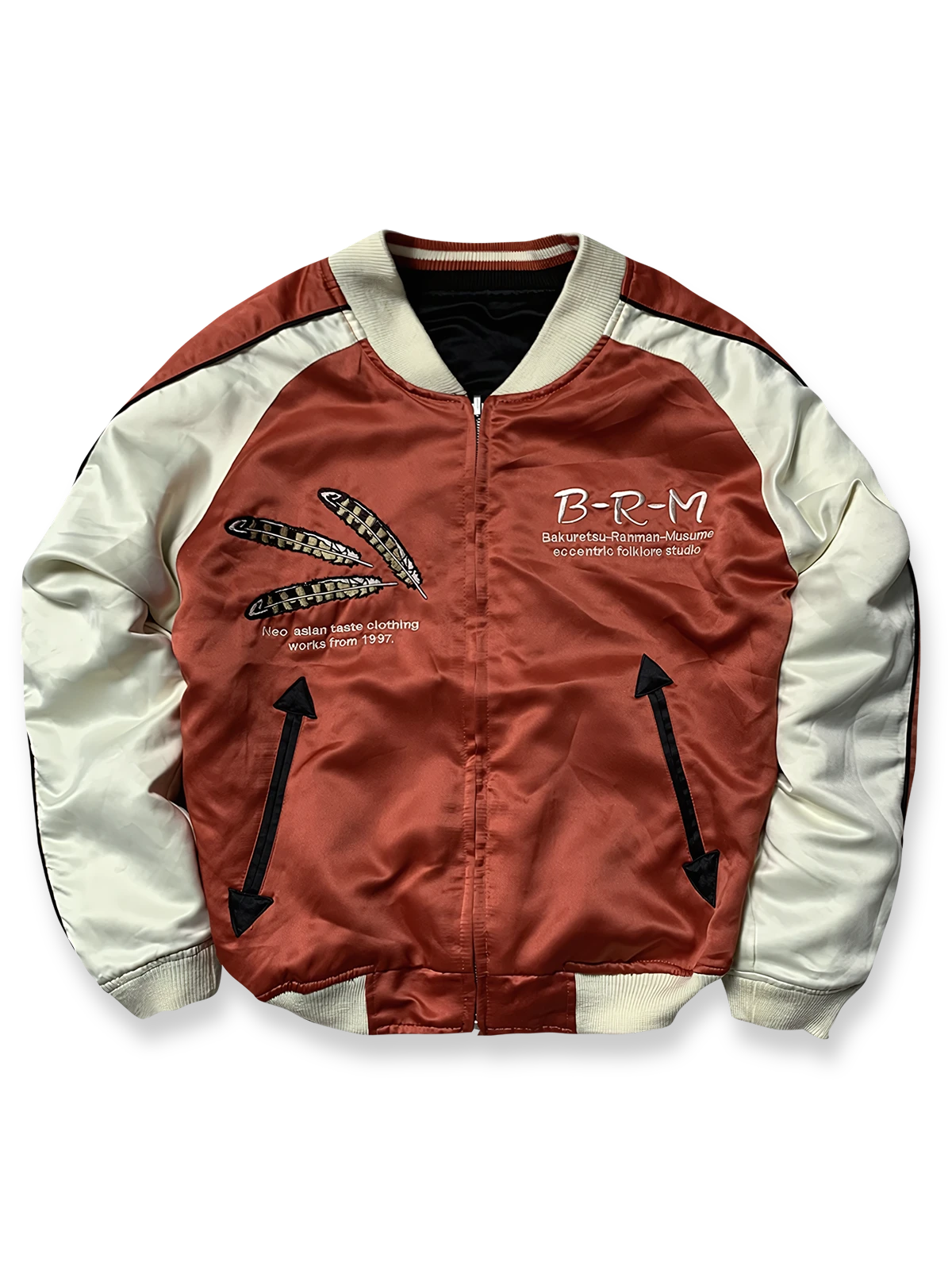 製品画像: リバーシブル シルク刺繍 横須賀 「Fortune Favors the Bold」(幸運は勇者を好む) ジャケットの全体画像、日本文化とヴィンテージスタイルの融合
詳細画像: 「Fortune Favors the Bold」(幸運は勇者を好む)の文字と鷹と蛇のトーテム、七福神の刺繍ディテール、横須賀刺繍の精緻な技法