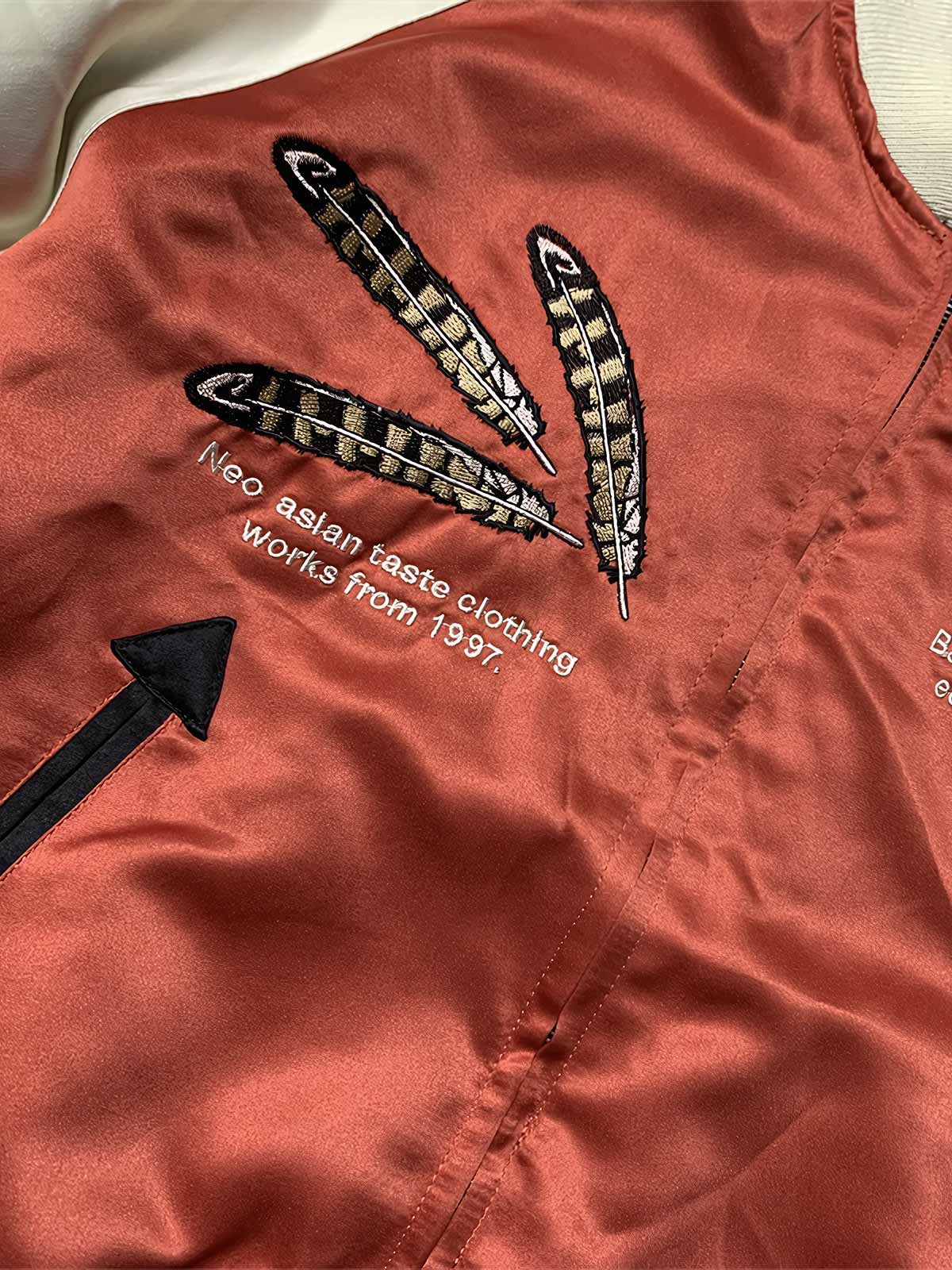 製品画像: リバーシブル シルク刺繍 横須賀 「Fortune Favors the Bold」(幸運は勇者を好む) ジャケットの全体画像、日本文化とヴィンテージスタイルの融合
詳細画像: 「Fortune Favors the Bold」(幸運は勇者を好む)の文字と鷹と蛇のトーテム、七福神の刺繍ディテール、横須賀刺繍の精緻な技法