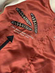 製品画像: リバーシブル シルク刺繍 横須賀 「Fortune Favors the Bold」(幸運は勇者を好む) ジャケットの全体画像、日本文化とヴィンテージスタイルの融合
詳細画像: 「Fortune Favors the Bold」(幸運は勇者を好む)の文字と鷹と蛇のトーテム、七福神の刺繍ディテール、横須賀刺繍の精緻な技法