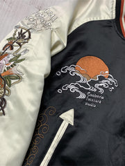 製品画像: リバーシブル シルク刺繍 横須賀 「Fortune Favors the Bold」(幸運は勇者を好む) ジャケットの全体画像、日本文化とヴィンテージスタイルの融合
詳細画像: 「Fortune Favors the Bold」(幸運は勇者を好む)の文字と鷹と蛇のトーテム、七福神の刺繍ディテール、横須賀刺繍の精緻な技法