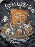 製品画像: リバーシブル シルク刺繍 横須賀 「Fortune Favors the Bold」(幸運は勇者を好む) ジャケットの全体画像、日本文化とヴィンテージスタイルの融合
詳細画像: 「Fortune Favors the Bold」(幸運は勇者を好む)の文字と鷹と蛇のトーテム、七福神の刺繍ディテール、横須賀刺繍の精緻な技法