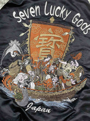 製品画像: リバーシブル シルク刺繍 横須賀 「Fortune Favors the Bold」(幸運は勇者を好む) ジャケットの全体画像、日本文化とヴィンテージスタイルの融合
詳細画像: 「Fortune Favors the Bold」(幸運は勇者を好む)の文字と鷹と蛇のトーテム、七福神の刺繍ディテール、横須賀刺繍の精緻な技法