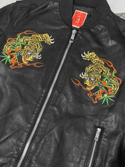 製品画像: 水滸伝刺繍横須賀 羊革ジャケット全体画像、高級羊革と横須賀刺繍の精緻なデザイン
詳細画像: 横須賀刺繍ディテール、二匹の虎と武松の模様が万針刺繍で施された高級感ある工芸