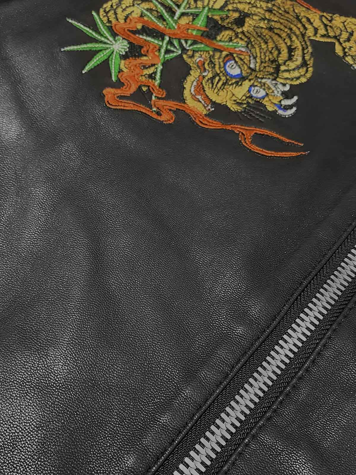 製品画像: 水滸伝刺繍横須賀 羊革ジャケット全体画像、高級羊革と横須賀刺繍の精緻なデザイン
詳細画像: 横須賀刺繍ディテール、二匹の虎と武松の模様が万針刺繍で施された高級感ある工芸