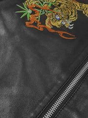 製品画像: 水滸伝刺繍横須賀 羊革ジャケット全体画像、高級羊革と横須賀刺繍の精緻なデザイン
詳細画像: 横須賀刺繍ディテール、二匹の虎と武松の模様が万針刺繍で施された高級感ある工芸