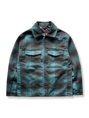 製品画像: 起毛ラシャチェック柄シャツジャケットの全体展示。暖かく、秋冬にぴったりのカジュアルなデザイン。
詳細画像: ジャケットの起毛ラシャ素材とクラシックなモノトーンチェック柄ディテール。