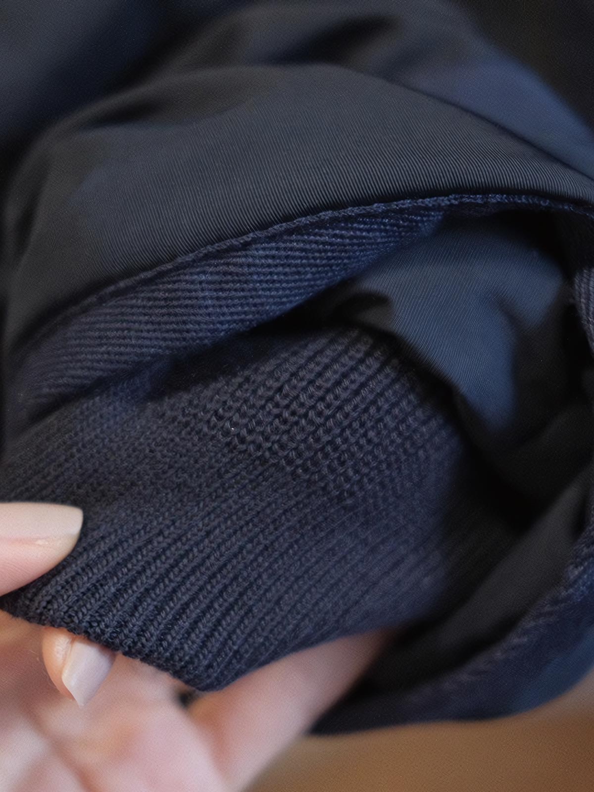 製品画像:
クラシックB3空軍リバイバルジャケット改良版の全体画像、厚手ボア裏地と精緻なミリタリーワッペン刺繍が特徴的なヴィンテージフライトジャケット。
詳細画像:
胸元のワッペン刺繍と背面の「第74戦闘飛行中隊(74TH FIGHTER SQ.)」刺繍ディテール、アメリカ空軍の象徴的なデザイン。